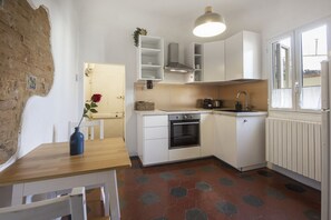 Fridge, oven, stovetop, coffee/tea maker