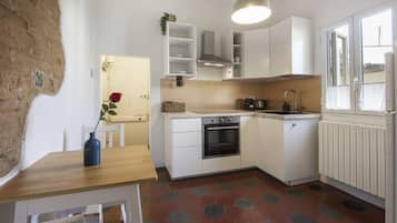 Réfrigérateur, four, plaque de cuisson, cafetiÚre/bouilloire