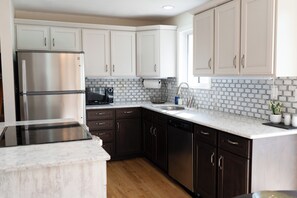 Kühlschrank, Ofen, Herdplatte, Geschirrspüler