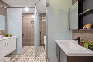 Dusche, Haartrockner, Bidet, Handtücher