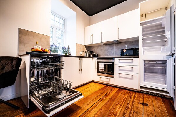 Fridge, microwave, oven, stovetop