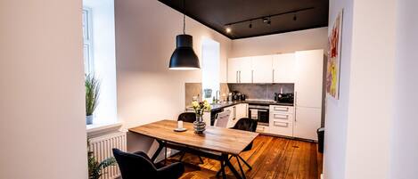 Kjøleskap, mikrobølgeovn, ovn og kokeplater