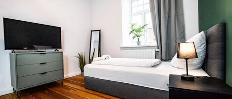 3 makuuhuonetta, työpöytä, silitysrauta/-lauta, Wi-Fi