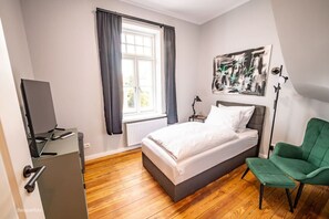 5 slaapkamers, een bureau, een strijkplank/strijkijzer, wifi