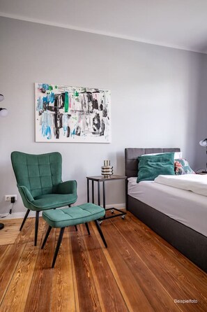 5 slaapkamers, een bureau, een strijkplank/strijkijzer, wifi