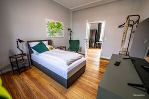5 bedrooms, desk, iron/ironing board, WiFi - 6 rooms 5 bedrooms 2 bathrooms- close to the city center top renovated (Brunsbüttel)