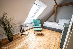 5 bedrooms, desk, iron/ironing board, WiFi