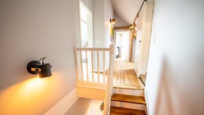 A staircase with wooden steps and white railings leading to an upper floor. - 6 rooms 5 bedrooms 2 bathrooms- close to the city center top renovated (Brunsbüttel)