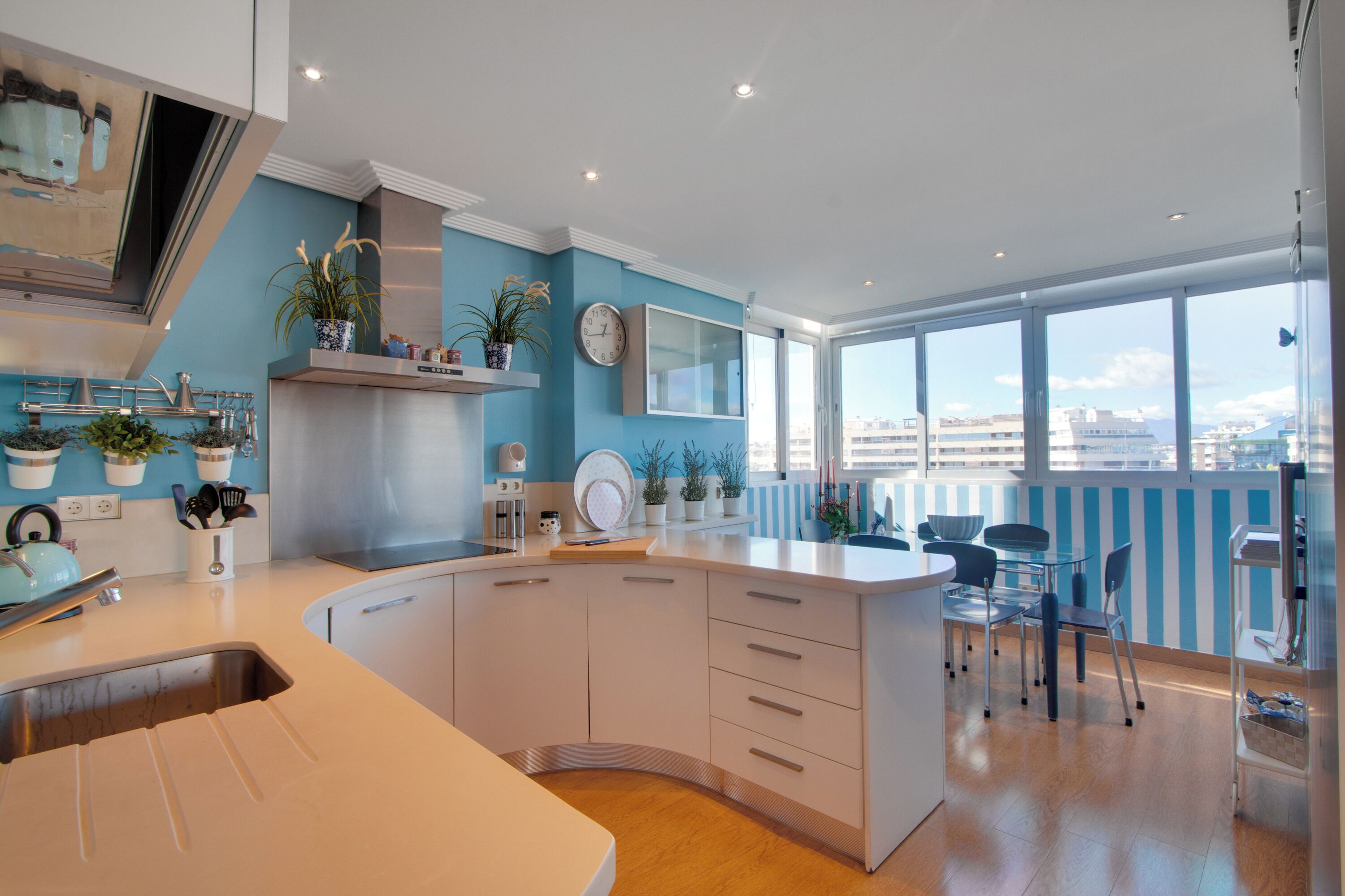 冰箱、微波炉、烤箱、炉灶