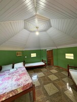 Escrivaninha, roupa de cama