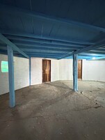 Escrivaninha, roupa de cama