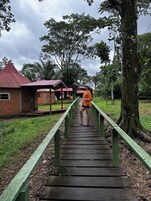 Escrivaninha, roupa de cama