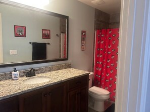 Shower, jetted bath, hair dryer, towels - Masters Rental Riverwood Plantation next to Champions Retreat (Evans)