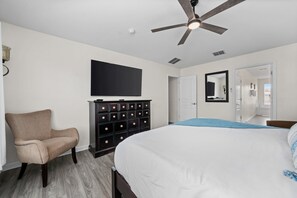 6 室のベッドルーム、デスク、アイロン / アイロン台、旅行用ベビーベッド