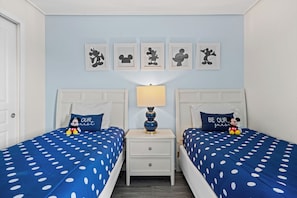 6 Schlafzimmer, Schreibtisch, Bügeleisen/Bügelbrett, Reisekinderbett