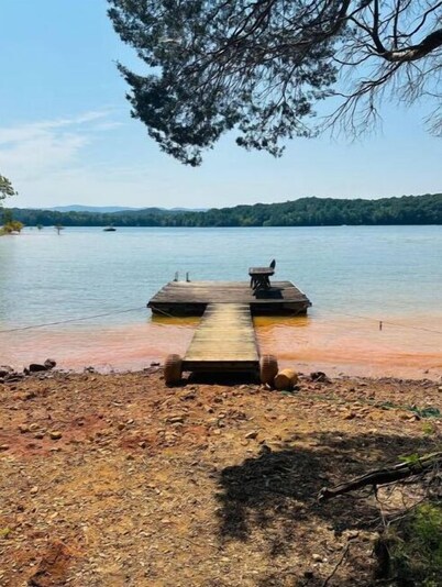 Peaceful lakeview cabin with private dock & dog run