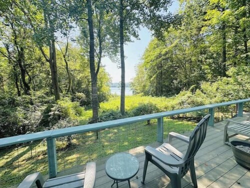 Peaceful lakeview cabin with private dock & dog run