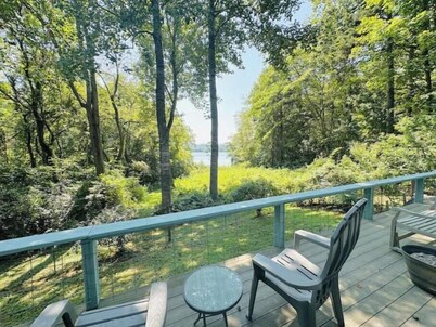 Peaceful lakeview cabin with private dock & dog run