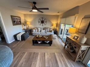 Smart-tv, een open haard, videospelletjes en een stereo