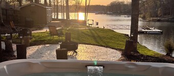 "High Rock Haven- Fire Pit, Welcome Gifts,  Games room, Hot Tub, 2 lounges, lake