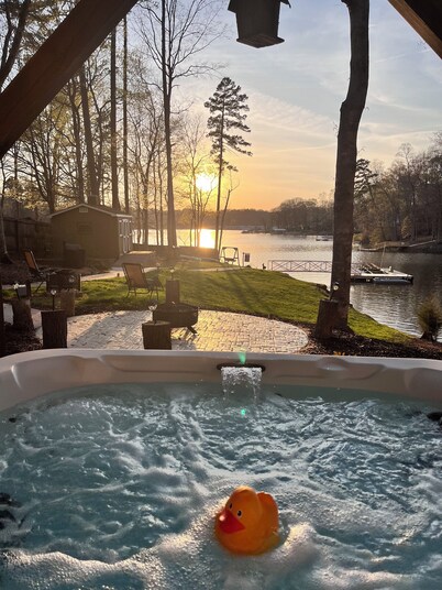 "High Rock Haven- Fire Pit, Welcome Gifts,  Games room, Hot Tub, 2 lounges, lake
