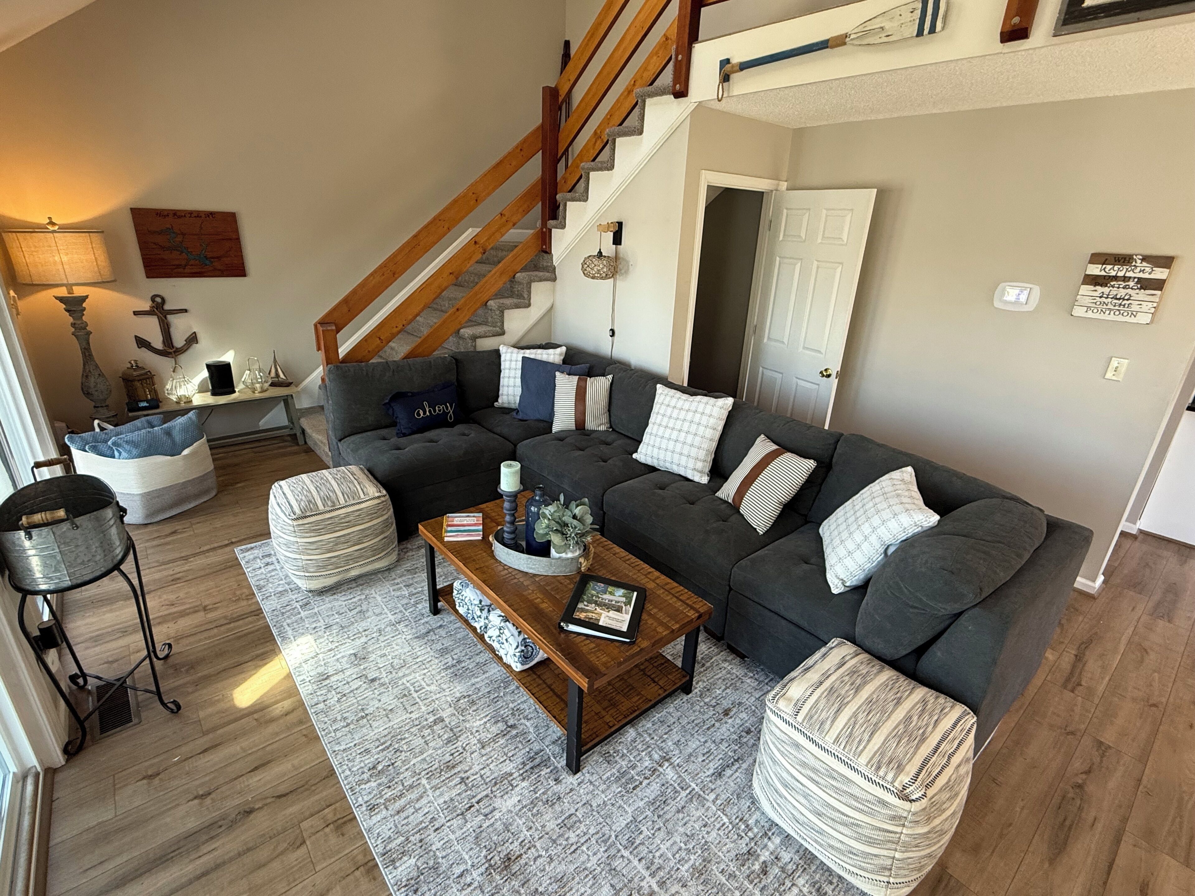 TV connectée, cheminée, jeux vidéo, chaîne hi-fi