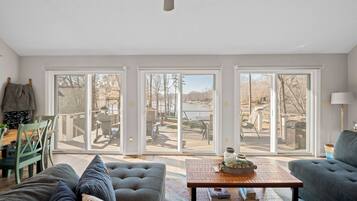 Smart TV, chimenea, videojuegos y estéreo