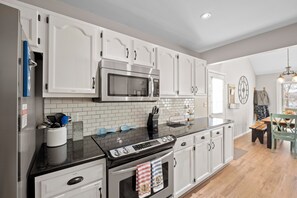 Refrigerador, microondas, horno y parrilla de estufa 