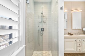 Douche, baignoire à jets, sèche-cheveux, serviettes fournies