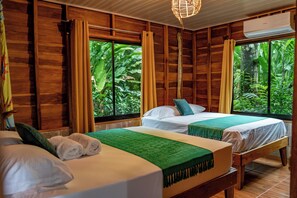 2 quartos, cofres nos quartos, escrivaninha