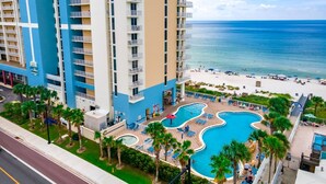 Ein Hochhotel mit Poolbereich, Zugang zum Strand und Meerblick.