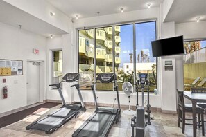 Fitness facility - Spacious 3-bedroom apartment with fitness room, WiFi in awesome Galveston (Galveston)