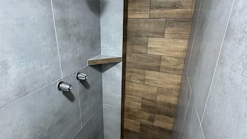 基本客房 | 浴室 | 淋浴設備、毛巾、肥皂、洗髮精