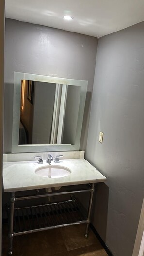 Basic Room | Bilik Mandi | Pancuran mandi, tuala disediakan, sabun, syampu 