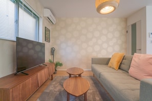 Deluxe Villa | Living area | 43-inch TV with cable channels - CASAS-K TERADACHO  (Osaka)