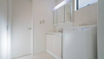 Deluxe Villa | Bathroom | Combined shower/bathtub, free toiletries, hair dryer, slippers