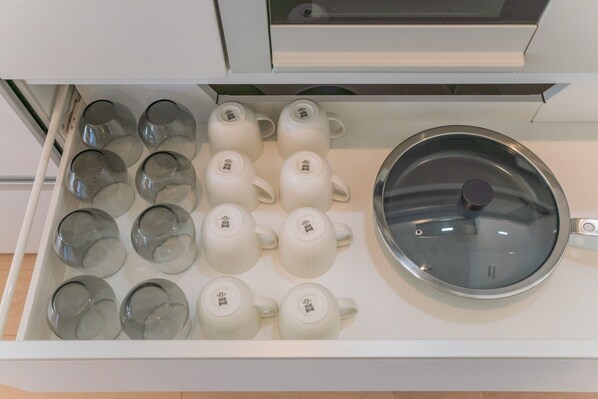 A kitchen drawer with white mugs and a glass lid. - CASAS-K TERADACHO (Osaka)