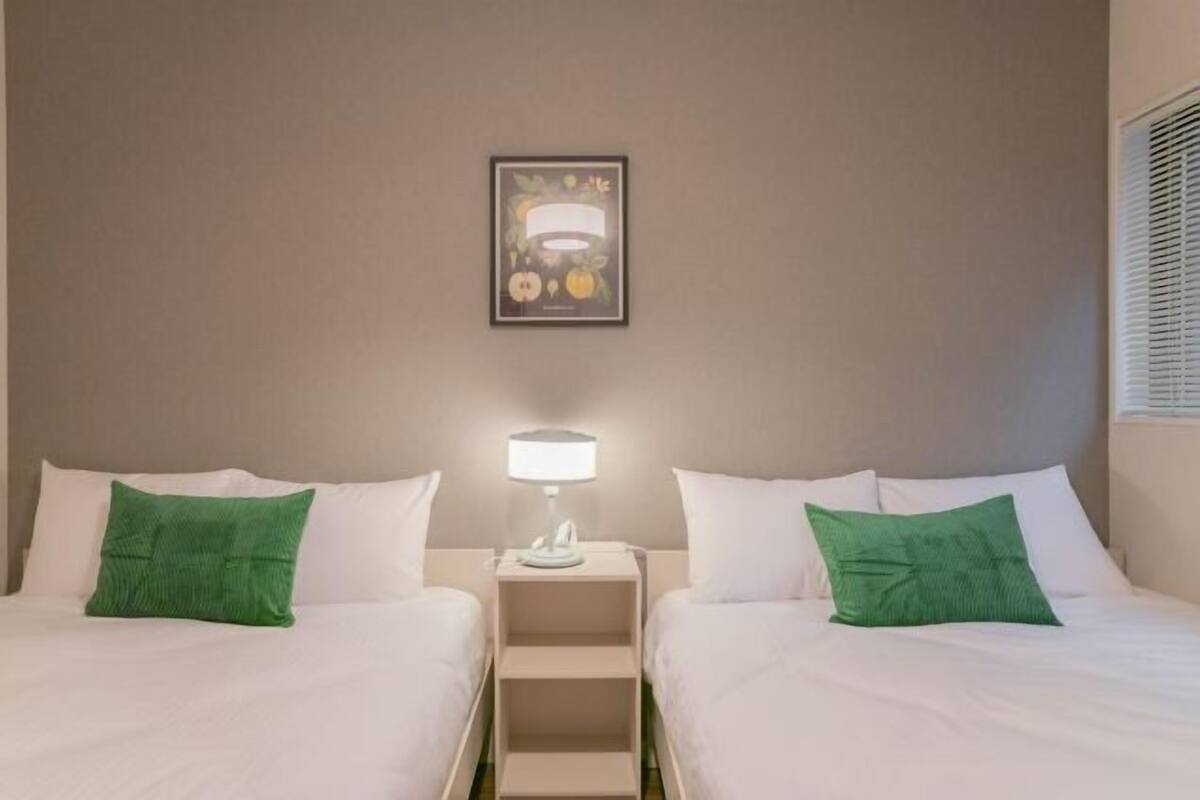 3 bedrooms, blackout curtains, soundproofing, free WiFi