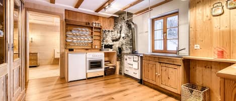 Fridge, oven, stovetop, coffee/tea maker
