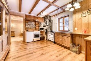 Refrigerador, horno, parrilla de estufa y cafetera y tetera 