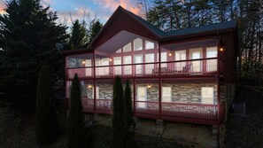 Exterior - A Mountainside Oasis, 4-bedroom cabin with WiFi, AC in soothing Sevierville (Sevierville)