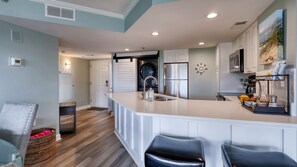 Réfrigérateur, four à micro-ondes, un four, surface de cuisson