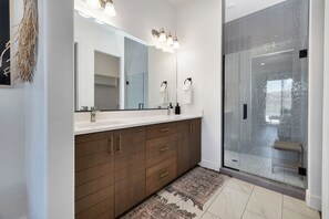 Shower, hair dryer, towels, soap - Luxury 6 Bed Heated Private Pool, Hot Tub, Game Room, near Zions on Golf Course (Washington)