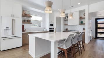 Kühlschrank, Mikrowelle, Ofen, Herdplatte