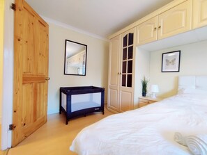 3 bedrooms, iron/ironing board, travel cot, free WiFi