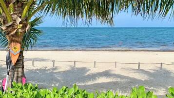 Plage, chaises longues, serviettes de plage