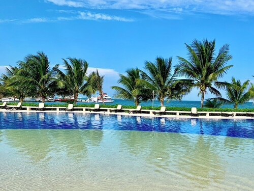 BEACHFRONT w/Huge pool & private terrace l BBQ I Fast WiFi 2Br