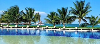 BEACHFRONT w/Huge pool & private terrace l BBQ I Fast WiFi 2Br