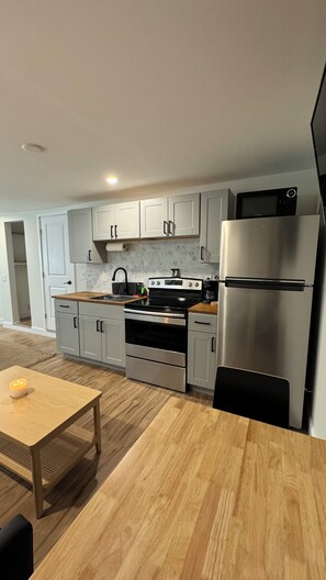 Geladeira, micro-ondas, fogão, cooktop