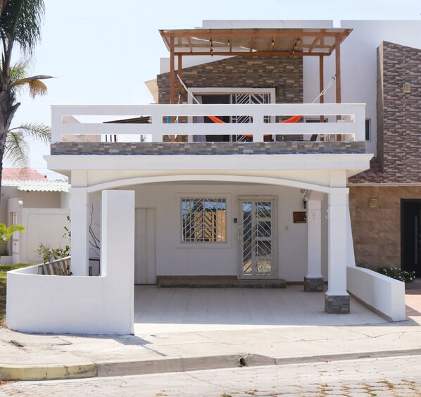 Exterior detail - Hotel - Casa del Mar Malin en Santa Elena, Ballenita, al frente al Mar (Ballenita)